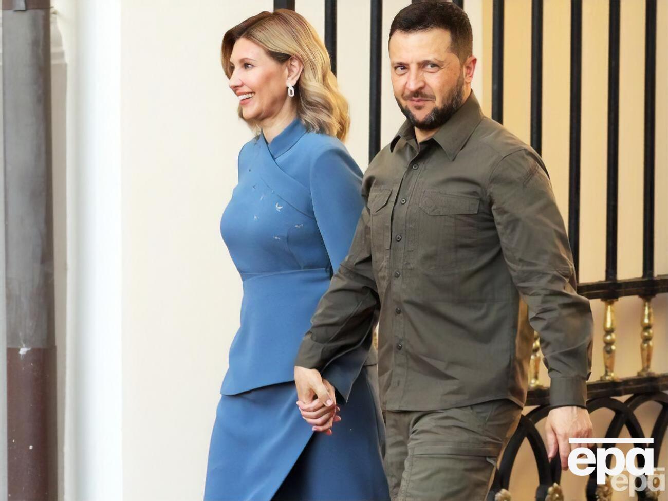 Супруга Зеленского выбрала для мероприятия костюм темно-голубого цвета, состоящий из жакета и юбки&nbsp;