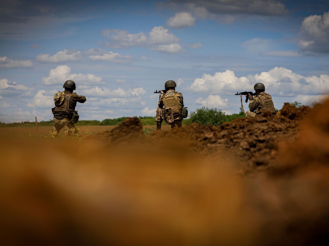 На нескольких направлениях украинские военные ведут наступательные действия