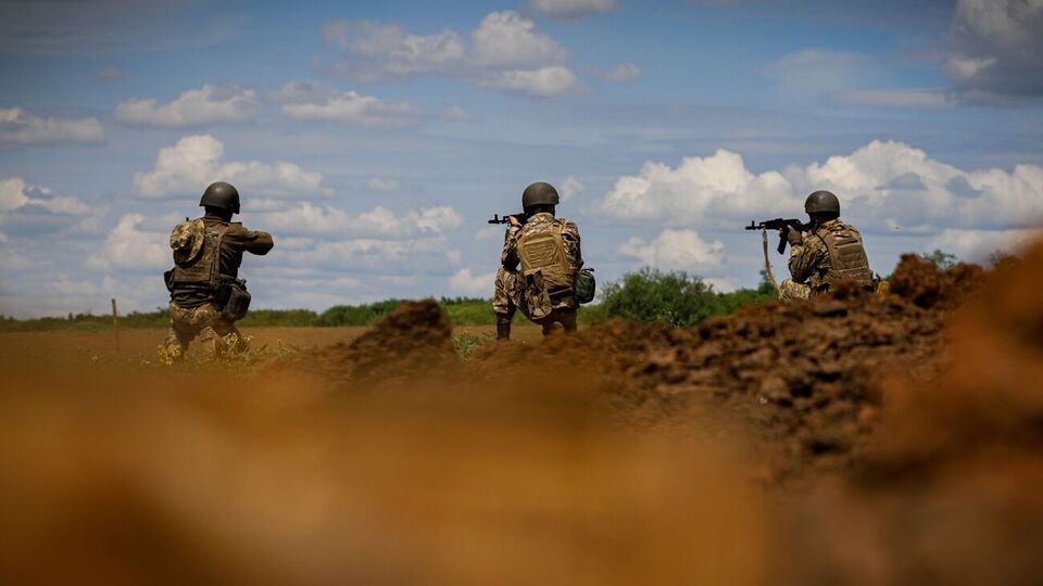 На нескольких направлениях украинские военные ведут наступательные действия