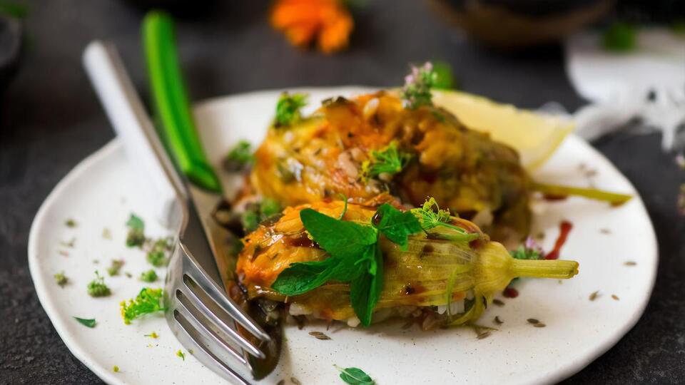 Цветки цуккини запекаются быстро