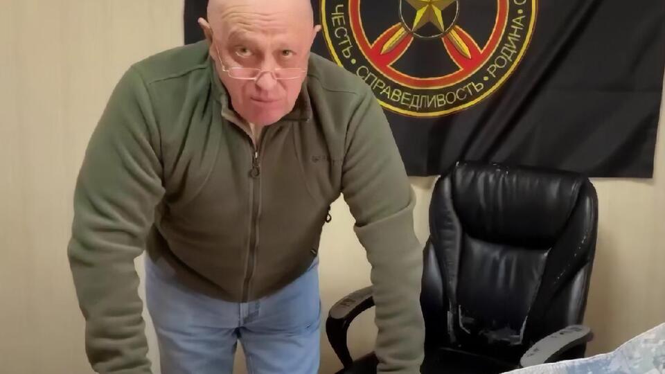 Жирнов рассказал, что поначалу Пригожин торговал хот-догами