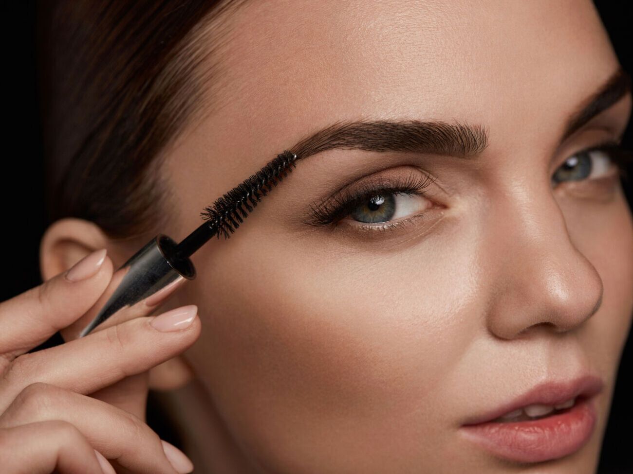 Сейчас в тренде пушистые и густые брови, которые напоминают естественные брови 80-х, только выглядят более утонченно