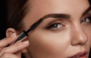 Сейчас в тренде пушистые и густые брови, которые напоминают естественные брови 80-х, только выглядят более утонченно