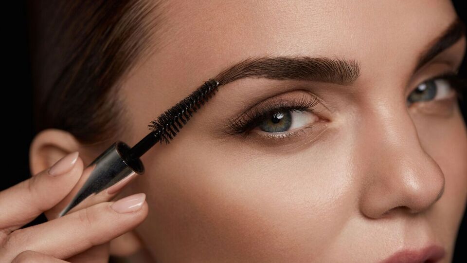 Зараз у тренді пухнасті й густі брови, які схожі на природні брови 80-х, тільки мають витонченіший вигляд