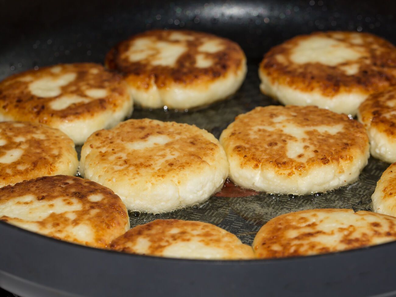 Причиной расползания сырников может быть&nbsp;слишком сухой зернистый творог