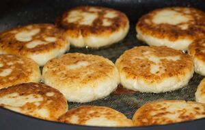 Причиной расползания сырников может быть слишком сухой зернистый творог