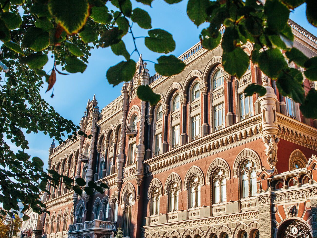 Смягчение валютных ограничений может происходить постепенно, отметил регулятор