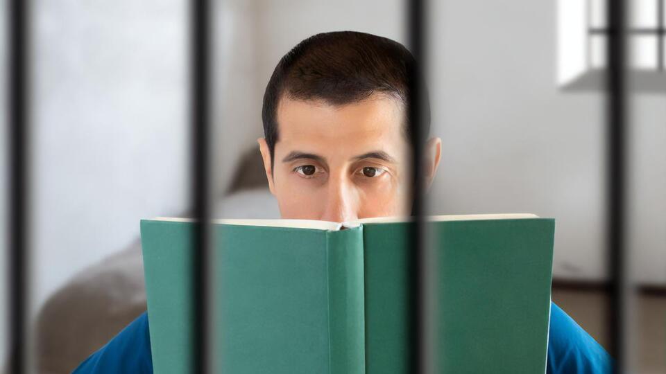 Законопроєкт пропонує забирати по три доби ув'язнення за кожну прочитану книжку