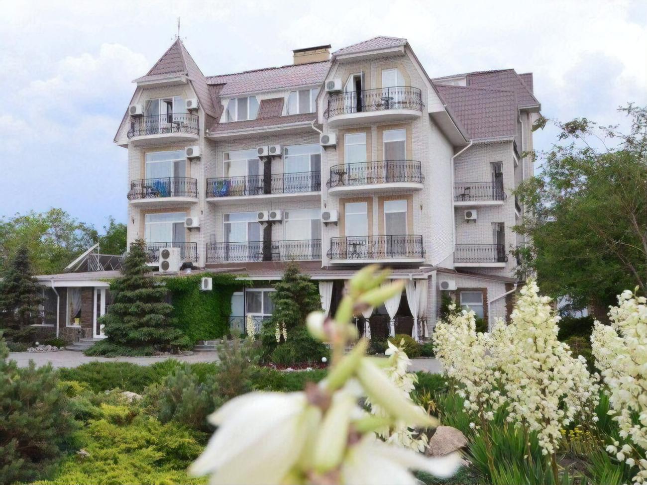 У Генштабі ЗСУ підтвердили влучання в готель "Дюна" в окупованому Бердянську