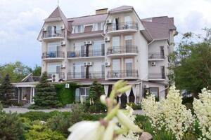 У Генштабі ЗСУ підтвердили влучання в готель "Дюна" в окупованому Бердянську