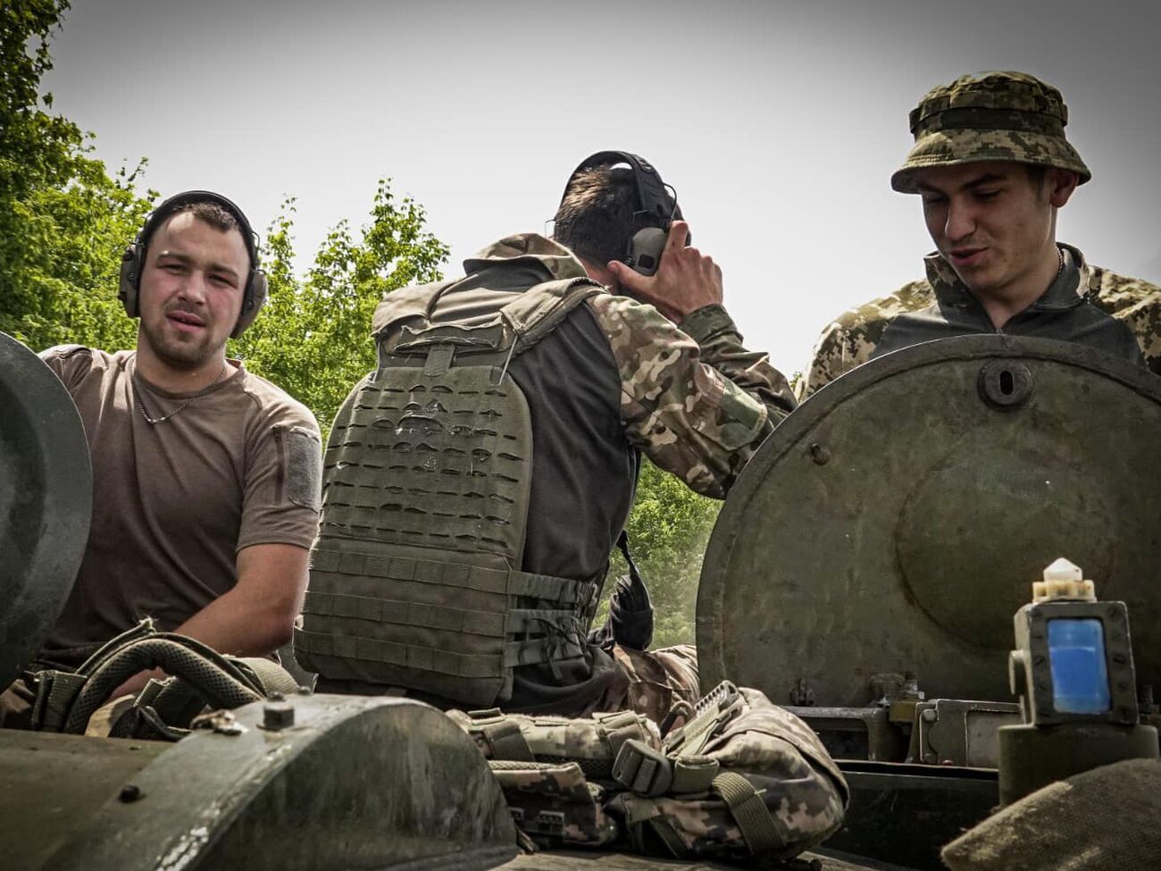 Українські війська й далі ведуть наступальні дії на північ і на південь від міста Бахмут