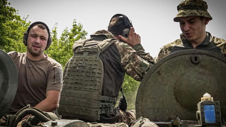 Українські війська й далі ведуть наступальні дії на північ і на південь від міста Бахмут