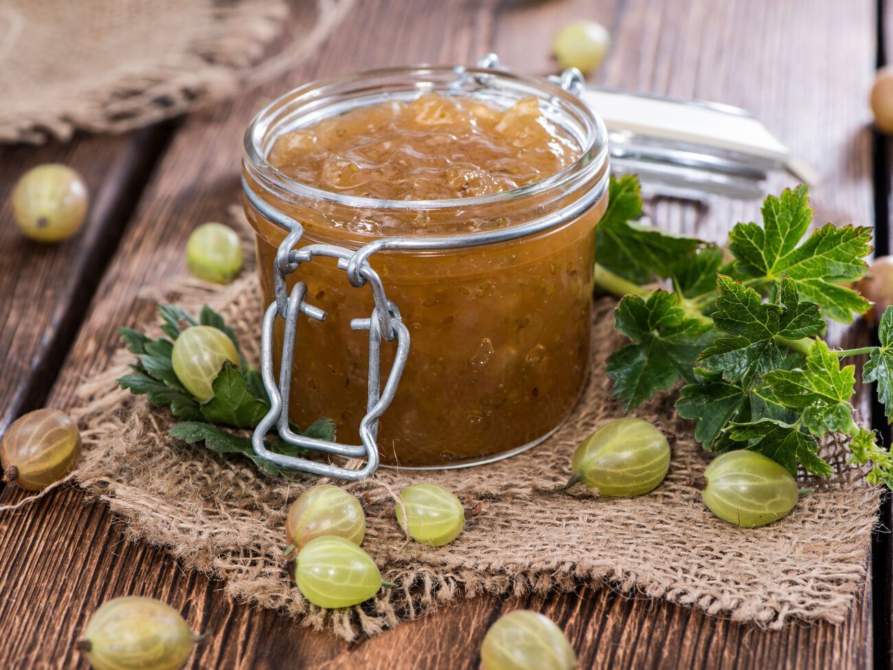 Для крыжовникового варенья на 2 кг ягод необходимо добавить 2 кг сахара