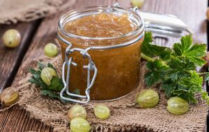 Для крыжовникового варенья на 2 кг ягод необходимо добавить 2 кг сахара