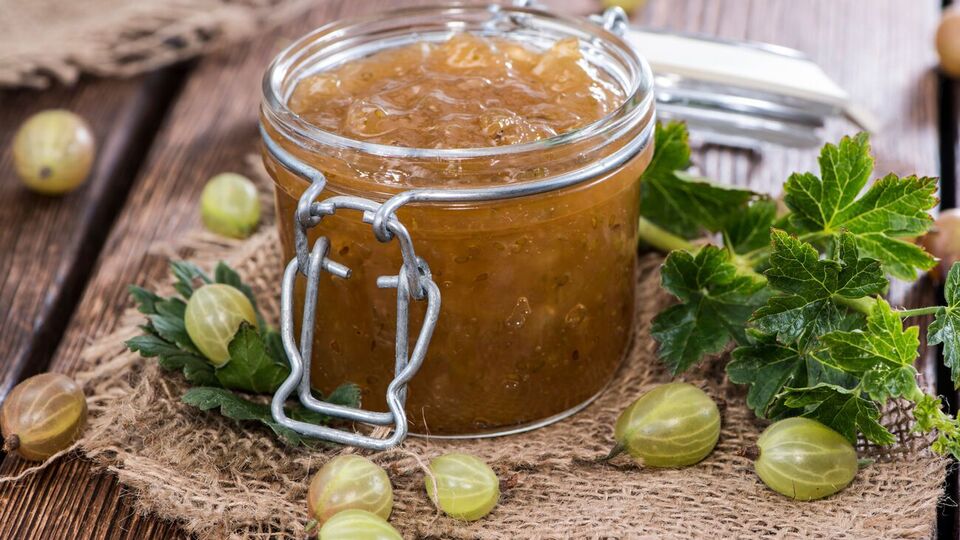 Для аґрусового варення на 2 кг ягід необхідно додати 2 кг цукру
