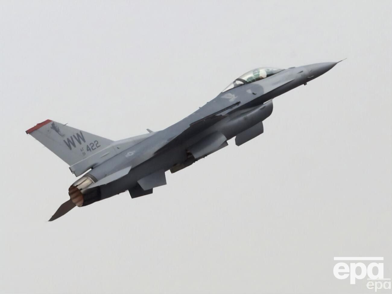 По словам Кулебы, первые истребители F-16 должны появиться в воздушном пространстве Украины в первом квартале 2024 года