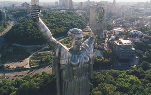 Украинцы в опросе поддержали идею установить трезубец вместо герба СССР на щите "Родины-матери"