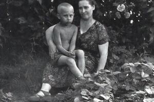 В офіційній біографії Путіна вказано, що він народився в Ленінграді