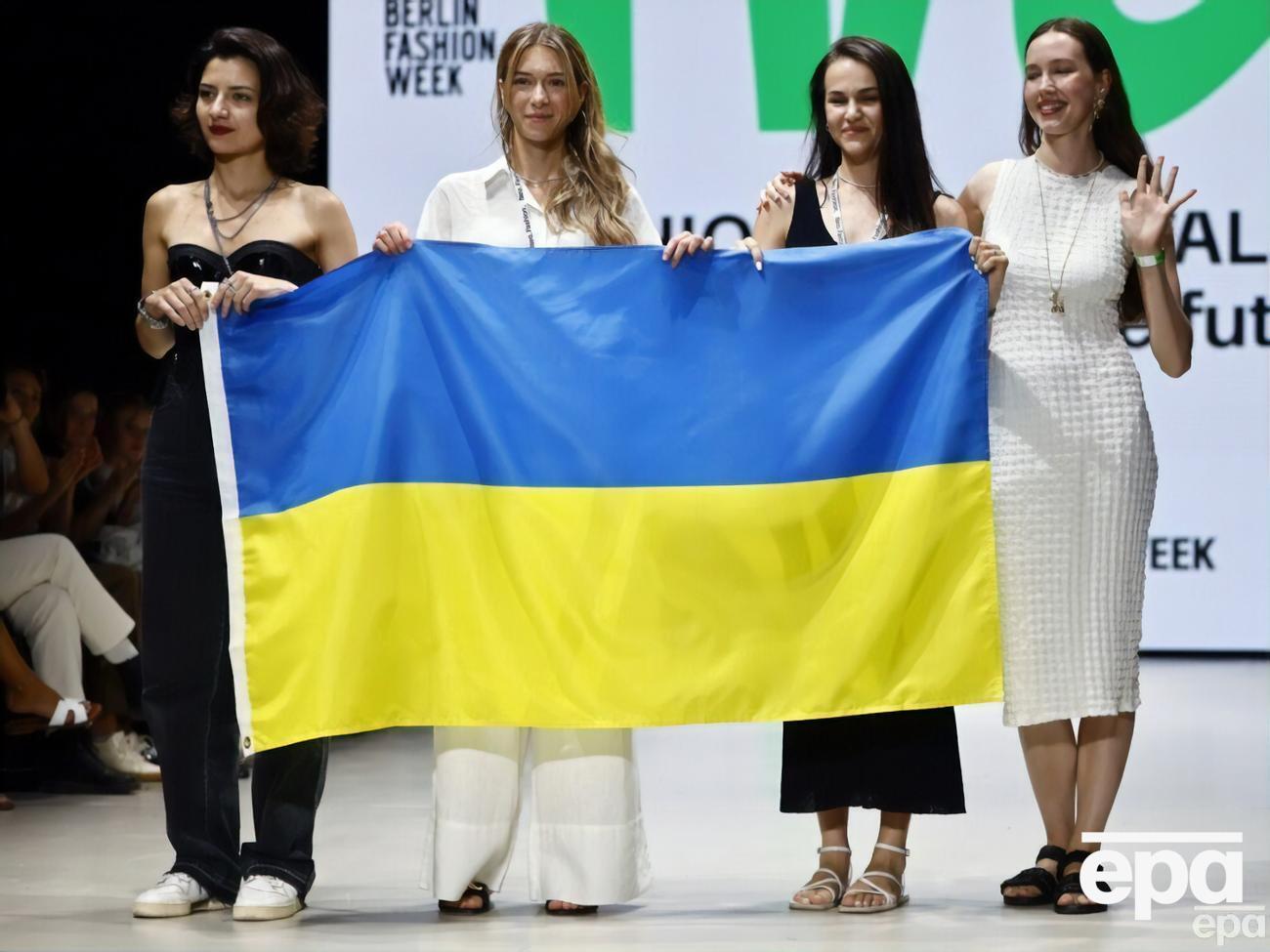 Участь у винесенні прапора брали українські дизайнерки Вероніка Данилів, Лілія Гришенко, Юлія Руденко та Олена Продан