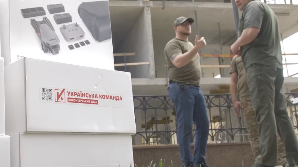 Волонтери зазначили, що передані дрони можна використовувати і для розвідки, і для знищення ворога