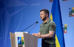 Зеленский (на фото) предложил Уоллесу написать, как необходимо поблагодарить его и людей, "чтобы мы полностью были благодарны"