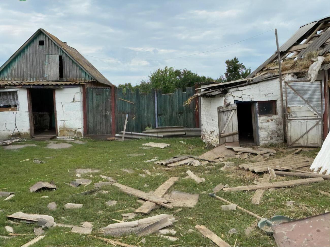 Унаслідок російського обстрілу на території власного домогосподарства загинув 60-річний житель села Попівка, зазначили в Сумській обласній прокуратурі