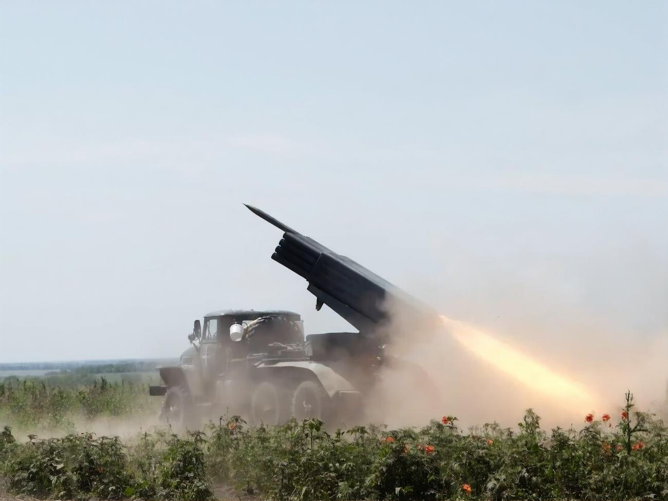 Залужный опубликовал видео, на котором украинские морпехи, заняв позицию в поле, наносят удар по оккупантам из РСЗО "Град"