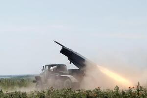 Залужный опубликовал видео, на котором украинские морпехи, заняв позицию в поле, наносят удар по оккупантам из РСЗО "Град"