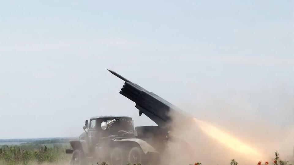 Залужний опублікував відео, на якому українські морпіхи, зайнявши позицію в полі, завдають удару по окупантах із РСЗВ "Град"