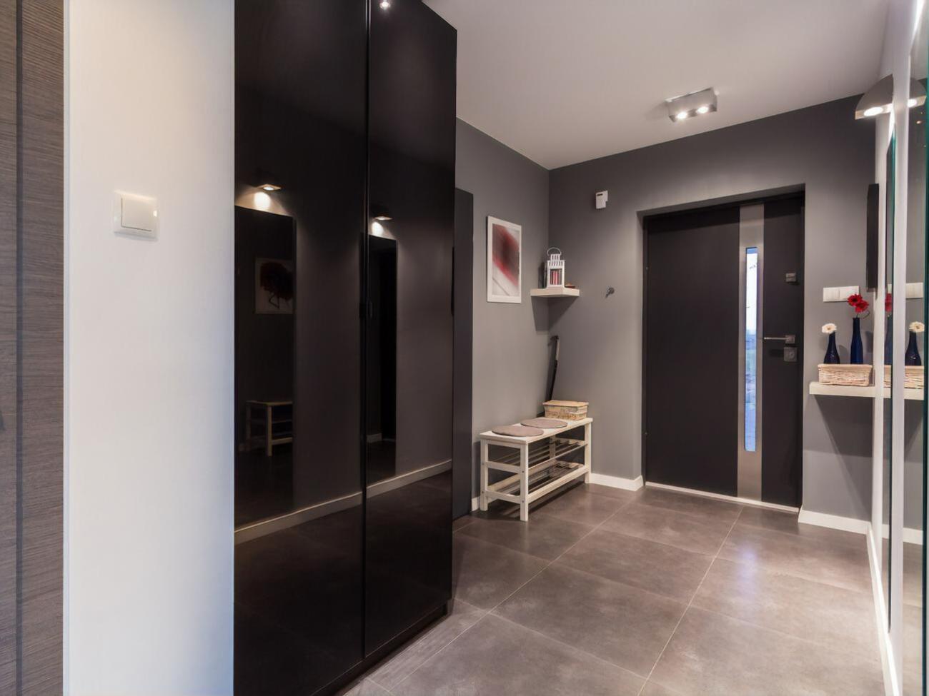 Окрім функції першого враження, меблі в коридорі мають багато завдань, повʼязаних зі зберіганням і зручним розташуванням речей, взуття та одягу