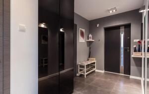 Окрім функції першого враження, меблі в коридорі мають багато завдань, повʼязаних зі зберіганням і зручним розташуванням речей, взуття та одягу