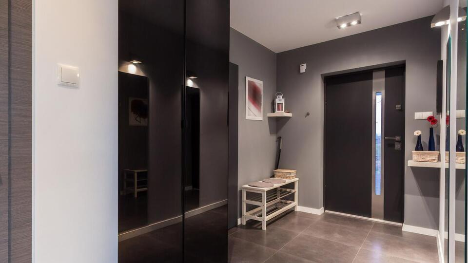 Окрім функції першого враження, меблі в коридорі мають багато завдань, повʼязаних зі зберіганням і зручним розташуванням речей, взуття та одягу