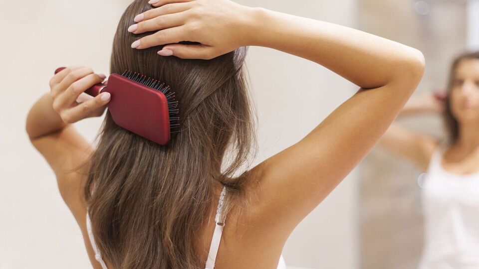 Если не мыть расческу, это приведет к накоплению на ней жира, грязи и остатков стайлинга