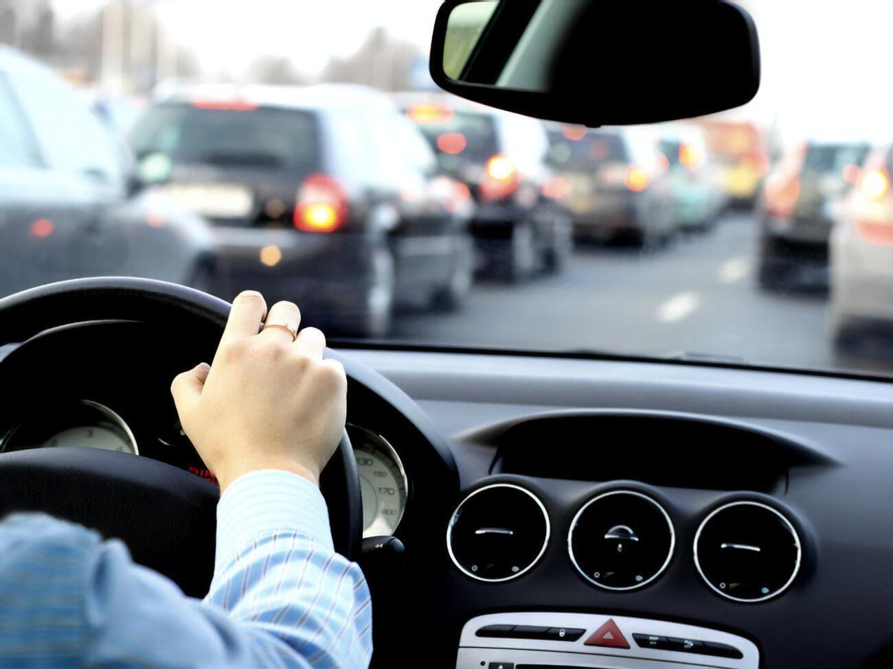 Згідно з ухваленим законом, охочих вивчати правила дорожнього руху самостійно допускатимуть до теоретичного іспиту на рівних правах із курсантами автошкіл