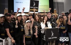 Впервые за 63 года голливудские сценаристы и актеры бастуют одновременно