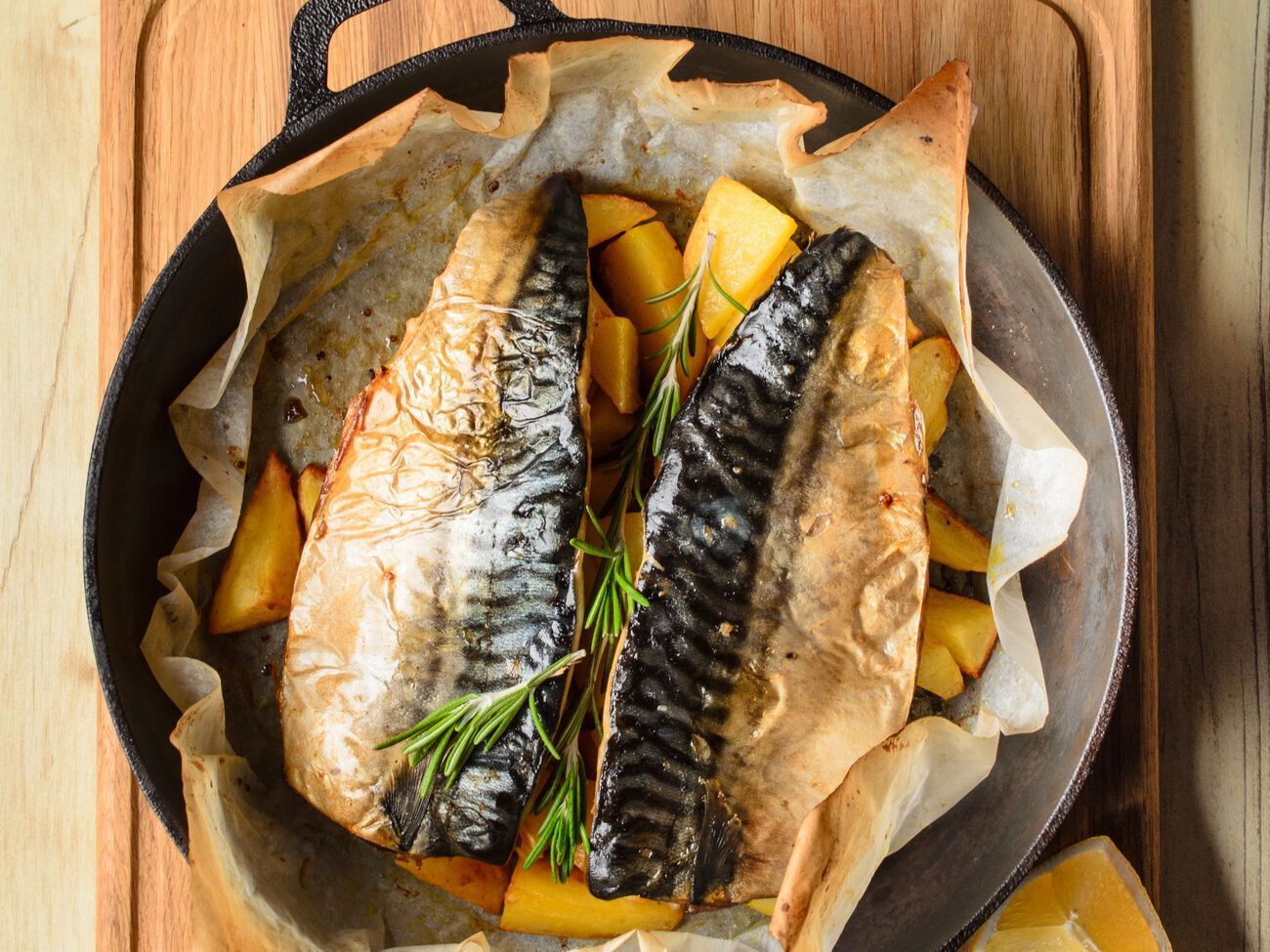 Когда скумбрия поджарится, ее нужно полить соевым соусом и посыпать сахаром