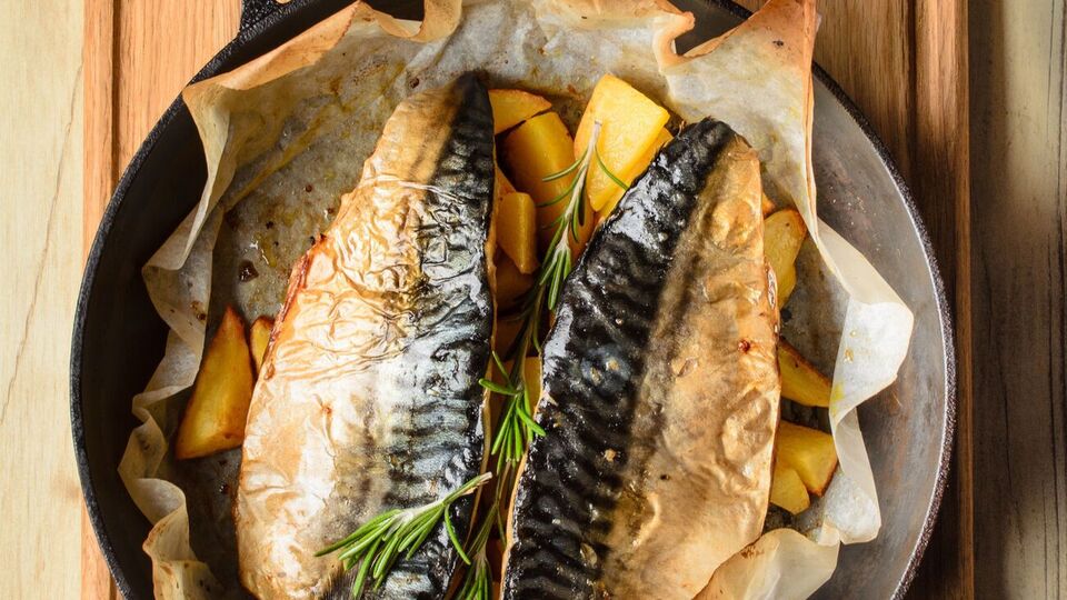 Когда скумбрия поджарится, ее нужно полить соевым соусом и посыпать сахаром