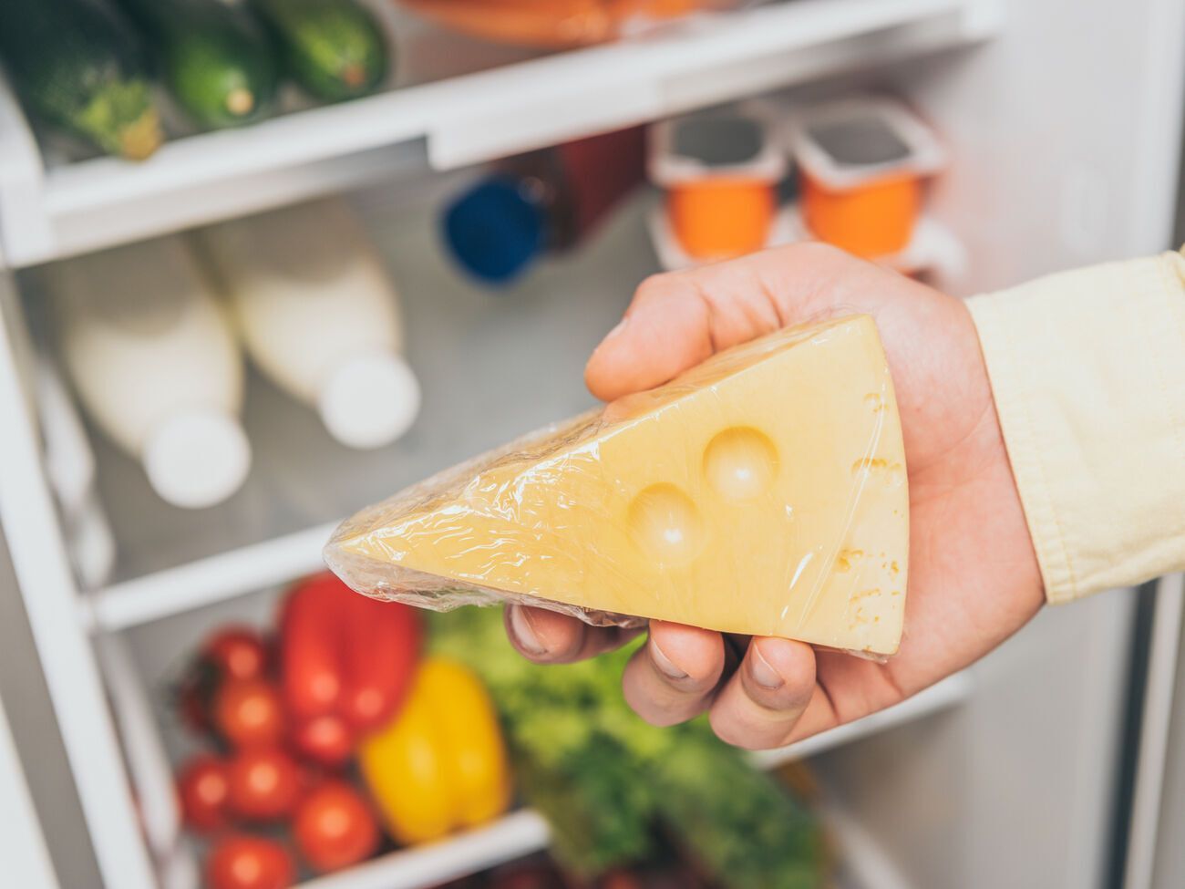 Лучше всего приобрести сразу большой кусок твердого сыра