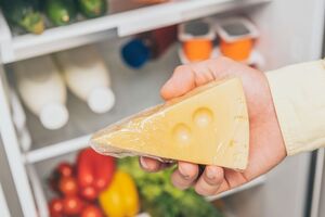 Найкраще придбати одразу великий шматок твердого сиру