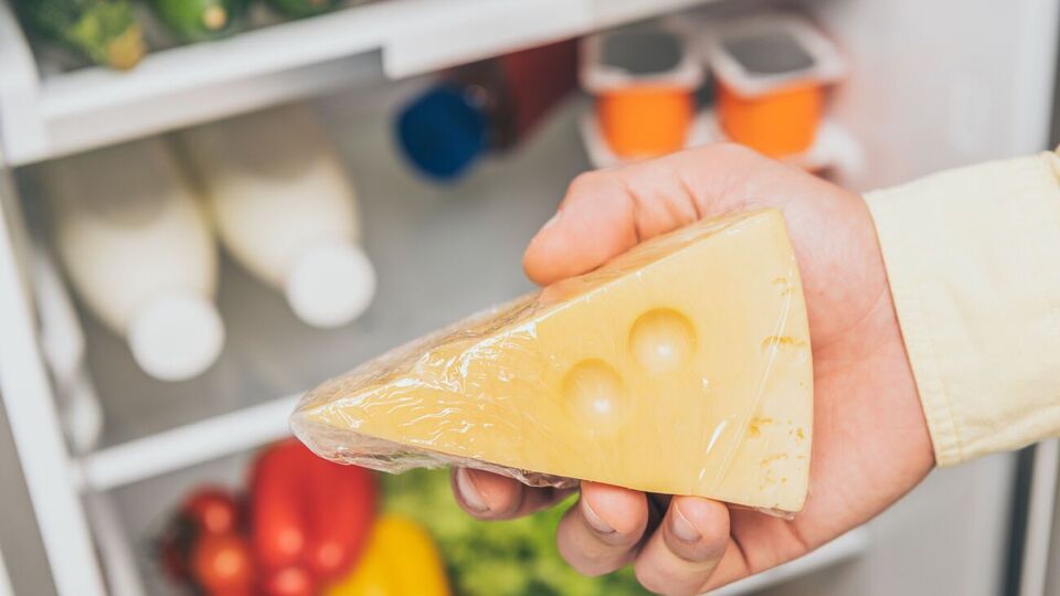 Лучше всего приобрести сразу большой кусок твердого сыра