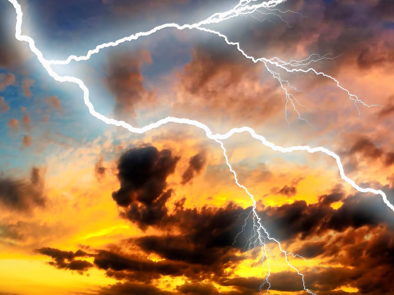 Молния может быть опасна, если застала человека на открытом пространстве