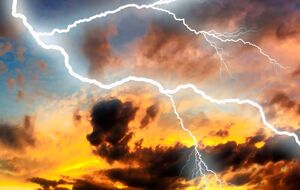 Молния может быть опасна, если застала человека на открытом пространстве