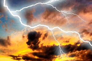 Молния может быть опасна, если застала человека на открытом пространстве