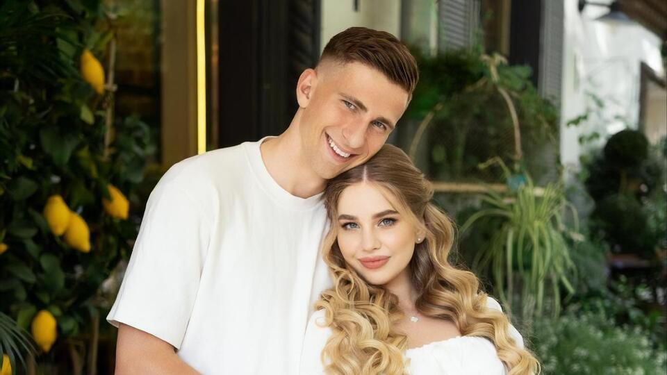 Забарный женился на своей девушке Ангелине в начале июня