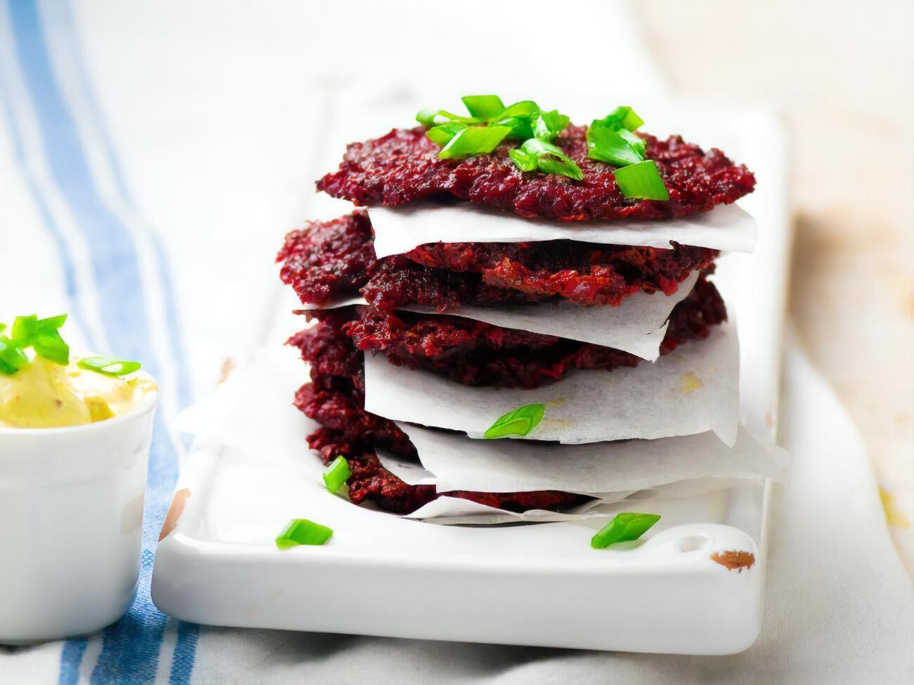 Свекольные деруны подают с соусом