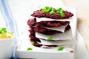 Свекольные деруны подают с соусом