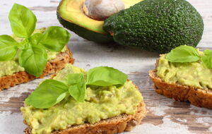 Масло из авокадо можно использовать как намазку для бутербродов