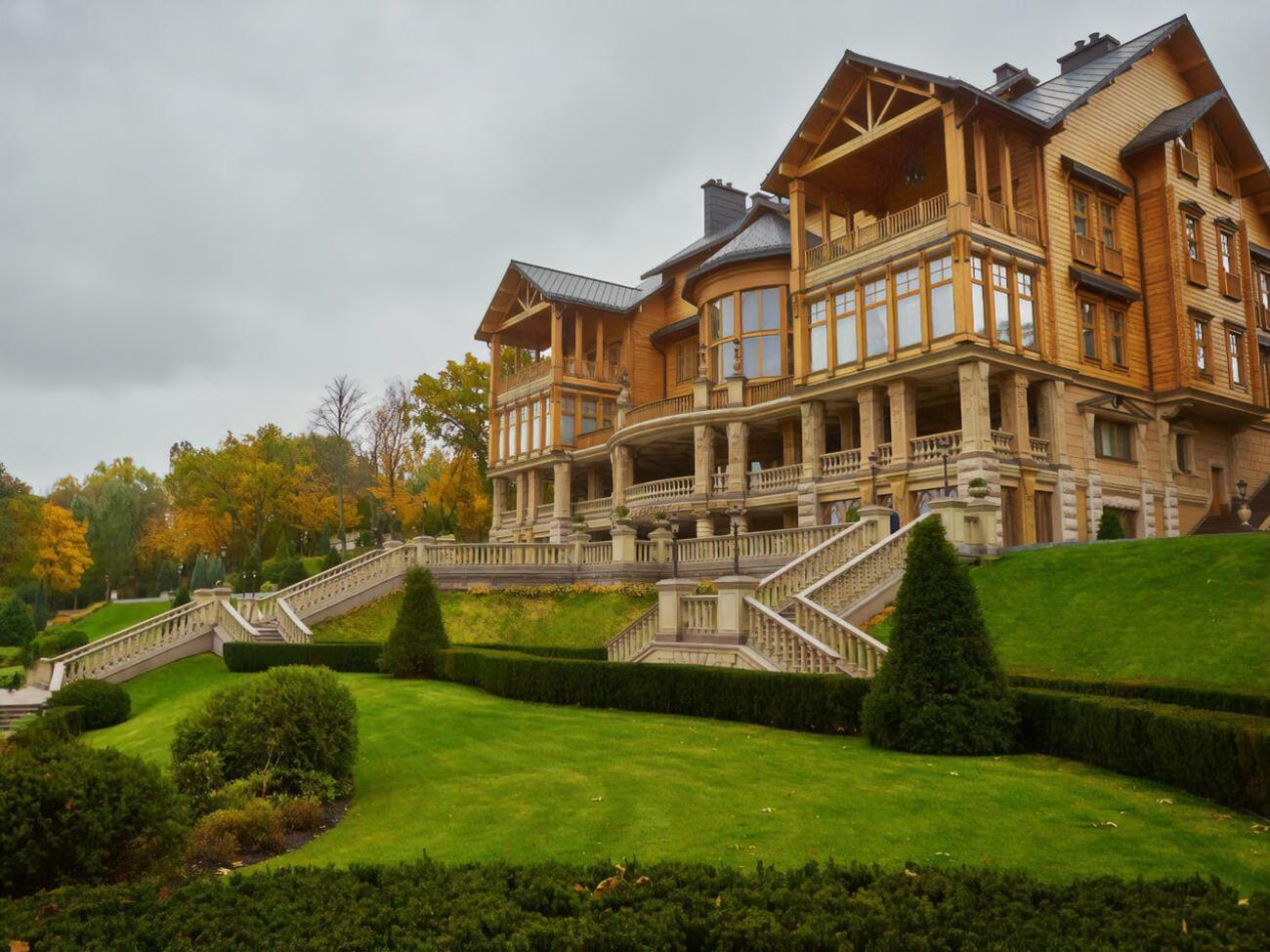 "Межигорье" &ndash; бывшая резиденция Виктора Януковича в селе Новые Петровцы