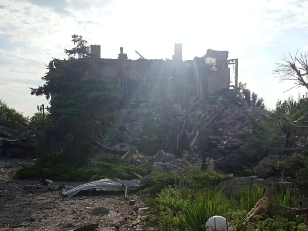 Зруйнована будівля готелю "Дюна", де на момент удару перебувало військове керівництво російських окупантів