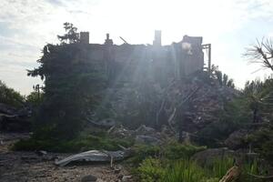 Разрушенное здание гостиницы "Дюна", где в момент удара находилось военное руководство российских оккупантов